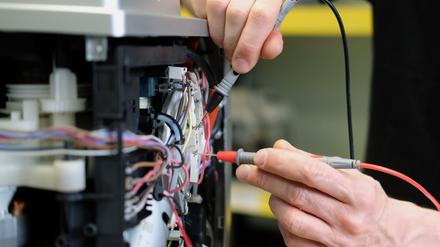 An einem Kaffee-Vollautomaten in einer Reparaturwerkstatt werden elektronische Messgrößen ermittelt. Verbraucherinnen und Verbraucher sollen einer EU-Einigung zufolge ein sogenanntes Recht auf Reparatur bekommen. 