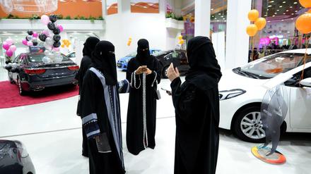 Saudische Besucherinnen auf der ersten Automesse nur für Frauen. 