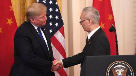 Der chinesische Vize-Premier Liu He mit US-Präsident Donald Trump in Washington.