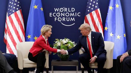 Ursula von der Leyen, Präsidentin der Europäischen Kommission, trifft Donald Trump, Präsident der USA, auf dem Weltwirtschaftsforum in Davos.