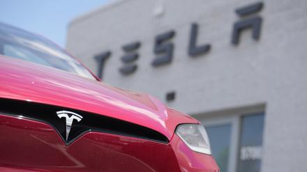 Ein Model X von Tesla steht vor einem Tesla-Händler (Symbolbild).