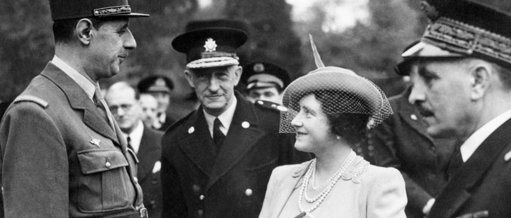 Militär trifft Monarchin. Charles de Gaulle (li.), der spätere französische Präsident, spricht 1941 in London mit Elizabeth, der Frau des britischen Königs George VI. De Gaulle gehörte zu den militärischen Leitungsfiguren, die erst im Exil rapide an Macht gewannen. Foto: AFP