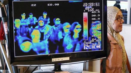 Ein Wärmekamera-Monitor zeigt die Körpertemperatur von Passagieren aus Übersee am Flughafen von Incheon in Südkorea. Seit der Sars-Epidemie vor fast zwei Jahrzehnten wird vielerorts in Asien solche Technik eingesetzt, um unter Reisenden fiebernde Menschen zu identifizieren.
