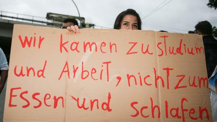 Eine Frau demonstriert in Hamburg für bessere Bleibeperspektiven für Flüchtlinge. 