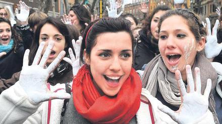 Fingerzeig. Mit weißen Händen riefen Studierende in Rom im Dezember zum friedlichen Protest gegen die Hochschulreform auf.Foto: dpa