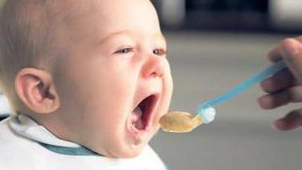 Lecker. Ab dem fünften Monat können Babys getrost Brei essen. 