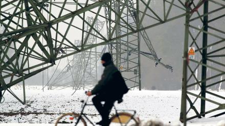 Ohne Strom. Vor sieben Jahren brachen im Münsterland viele Leitungsmasten unter der Last von Wind und Eis zusammen. 
