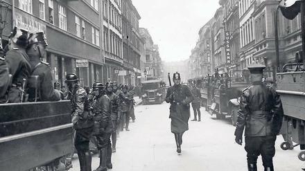 Mitten in Berlin. Razzia von Schutzpolizei und nationalsozialistischer Hilfspolizei in der Grenadier- und in der Dragonerstraße im April 1933. Schon am 9. März hatte die SA im dortigen Scheunenviertel marodiert, wo viele osteuropäische jüdische Migranten wohnten.
