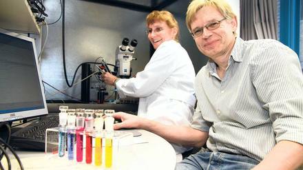 Methode der Stunde. Peter Hegemann, Miterfinder der Optogenetik, zusammen mit der technischen Assistentin Maila Reh in seinem Biophysik-Labor am Institut für Biologie der Berliner Humboldt-Universität.