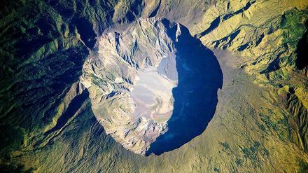 Die Luftaufnahme zeigt die Caldera des Tambora-Vulkans.