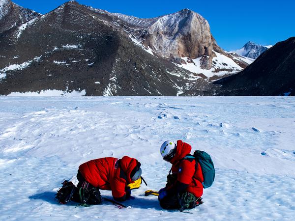 Meteoritensuche während einer Expedition des Instituto Antártico Chileno (INACH) zum Union Glacier, Ellsworth Mountains, Antarctica, 2023-2024.