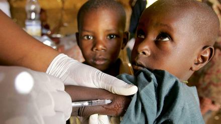 Lebensretter in Gefahr. Wenn das Konservierungsmittel Thiomersal in Impfstoffen verboten wird, trifft das vor allem Kinder in der Dritten Welt. 