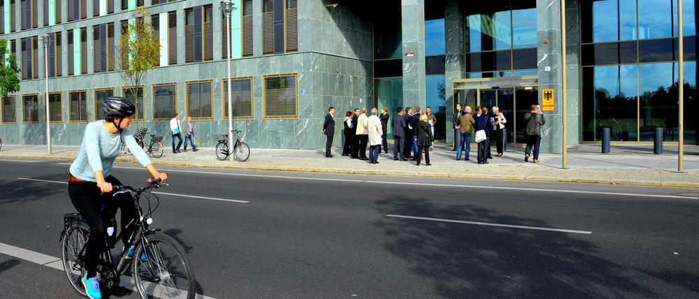 Außenaufnahme des Ministeriums mit vorbeifahrendem Radfahrer.
