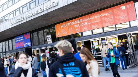 Neue Studierende am Eingang des TU Hauptgebäudes an der Straße des 17. Unis am 10. Oktober 2022, bevor die feierliche Erstsemesterbegrüßung an der TU Berlin mit wichtigen Infos zum Studienbeginn und Musikprogramm startet.