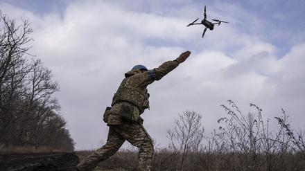 Noch feuern Drohnen in Kriegen, hier im ukrainischen Vuhledar, erst auf menschlichen Befehl hin. Doch der Druck, die KI entscheiden zu lassen, wächst. 