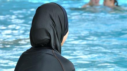 Schwimmunterricht. Was tun, wenn ein muslimisches Mädchen sich aus religiösen Gründen weigert, teilzunehmen?