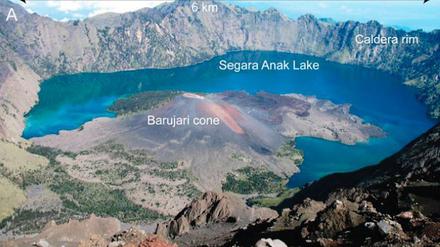 Reste der Katastrophe. Bei der Eruption des Mount Salamas stürzte das Dach des Vulkans ein. Es blieb ein sechs mal acht Kilometer großer Krater (Caldera), der heute teilweise mit Wasser gefüllt ist. 