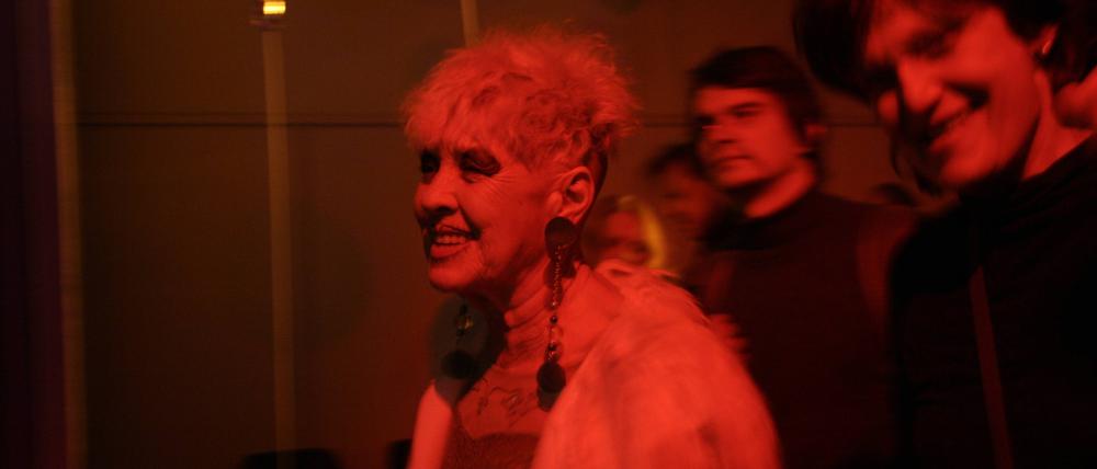 Monika Döring in ihrem Ex-Club Loft bei einem Konzert von Amon Düül II.