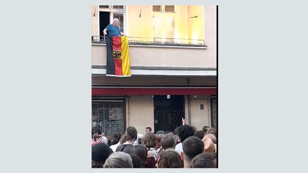 Böllerexplosion auf dem Balkon des 87-Jährigen.