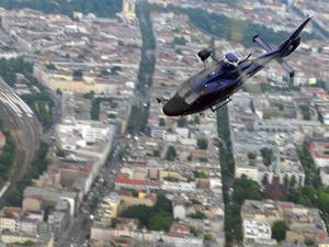 Ein Hubschrauber der Bundespolizei fliegt über Berlin. (Symbolbild)