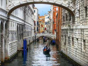 Eine Brücke in Venedig.
