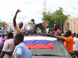Menschen demonstrieren in Nigers Hauptstadt Niamey, um damit ihre Unterstützung für die Putschisten zu zeigen. 
