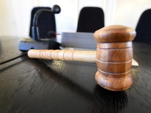 Auf der Richterbank im Schwurgerichtssaal im Schwurgerichtssaal im Landgericht Karlsruhe (Baden-Württemberg) liegt am 02.09.2014 ein Richterhammer aus Holz. 