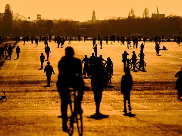 Nicht nur bei Sonnenuntergang ist das Tempelhofer Feld bei Berlinerinnen und Berlinern und Gästen einer der schönsten Orte der Stadt.