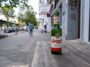 Eine Flasche Bier steht auf einem Tisch vor einem Späti in Berlin.