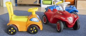 Spielzeugautos stehen in einer Kita. (zu dpa: «Anschreien und schlagen - Wenn Kita-Kinder Gewalt ausgesetzt sind») +++ dpa-Bildfunk +++