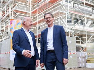 Senatschef Kai Wegner (l., CDU) und Bausenator Christian Gaebler (SPD) auf einer Baustelle eines Neubauprojekts der Degewo am Halleschen Ufer.