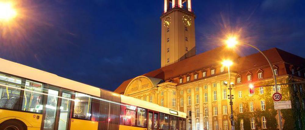Berlins BVG-Busknoten Nr. 1 (noch vor dem Bahnhof Zoo): das Rathaus Spandau.