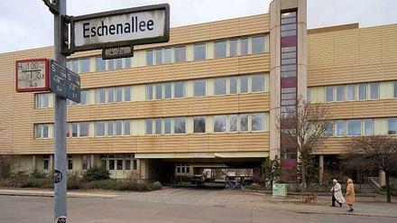 Umgewidmet. In der früheren Psychiatrieklinik an der Eschenallee in Westend werden Flüchtlinge untergebracht.