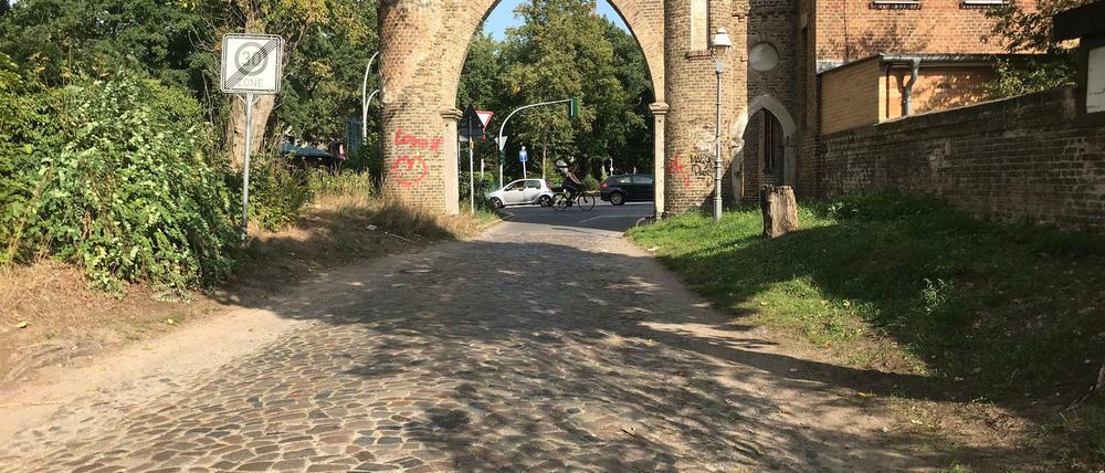 Das ist der wichtige Radweg von Berlin nach Potsdam. Das Pflaster ist denkmalgeschützt. 