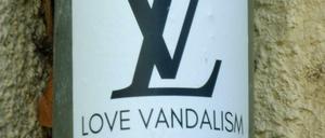Sticker an Laternenpfahl: "Love Vandalism".