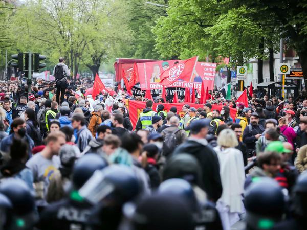 14.000 Menschen für den Umsturz: die "revolutionäre 1.-Mai-Demonstration" auf ihrem Weg durch Neukölln.