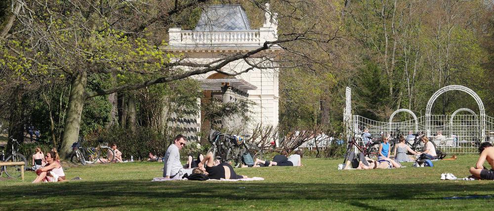 Ab kommenden Wochenende können die Berliner wieder das schöne Wetter in den Parks genießen. Abstandsregeln gelten weiterhin.