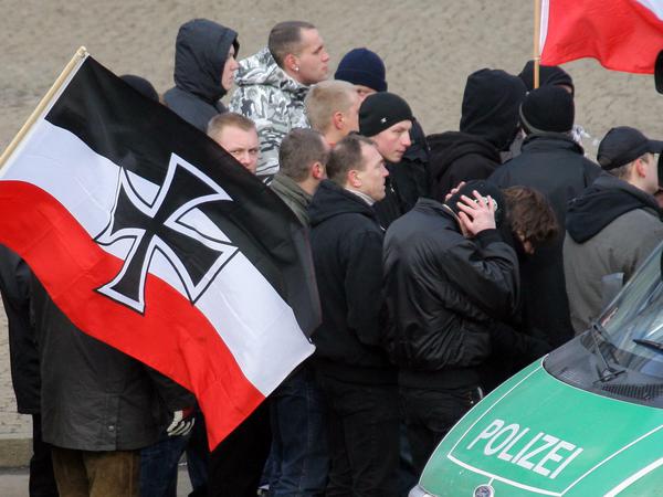 Alljährlich halten Neonazis in Dresden einen Trauermarsch ab - wie hier im Foto im Jahr 2009.