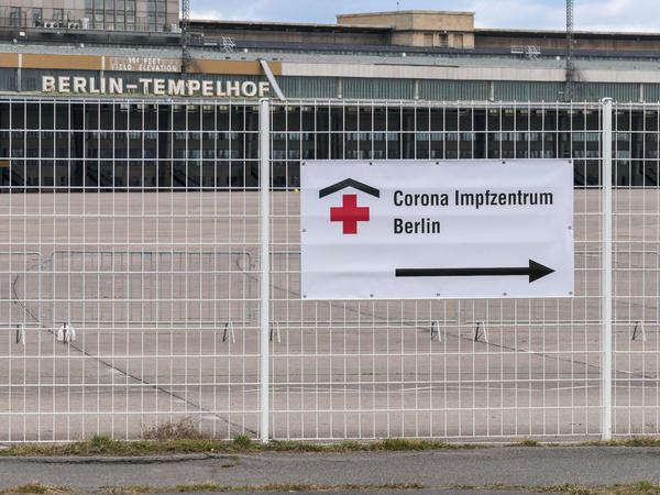 Corona-Impfzentrum Flughafen Tempelhof in Berlin. Vorerst wird in der Stadt an Jüngere kein Astrazeneca mehr verimpft.