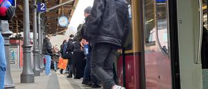 Täglich nutzen tausende Reisende den Bahnhof Zehlendorf. Bisher müssen sich alle in einem Zugang drängeln.