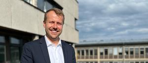 Patrick Steinhoff (CDU) ist neu im Rathaus Zehlendorf, hier steht er auf dem Dach von Bauteil E: Der 35-Jährige ist seit Ende Mai Stadtrat für Stadtentwicklung.