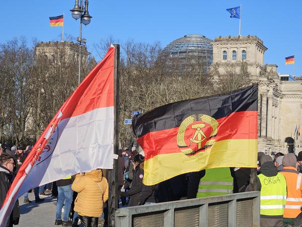 Vor dem Brandenburger Tor wehte demonstrativ die DDR-Flagge.