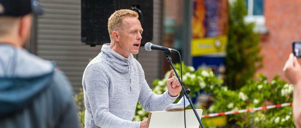 Der AfD-Abgeordnete Lars Schieske im Mai 2020 in Cottbus als Versammlungsleiter bei einer Demonstration gegen die Corona-Maßnahmen.