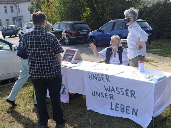 Sie sorgen sich ums Grundwasser: Engagierte Debatten vor der Stadthalle in Erkner.