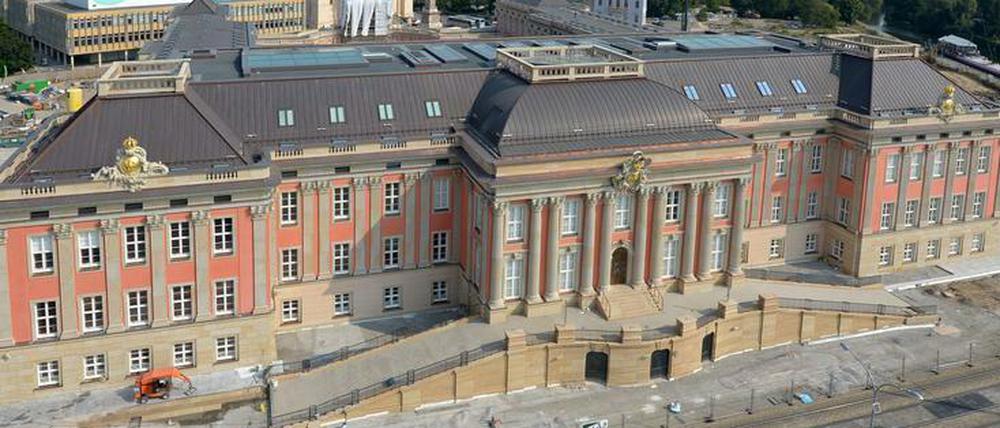 So groß und doch fast im Kostenplan: Das Potsdamer Stadtschloss, kurz vor seiner Fertigstellung vor einem Jahr.