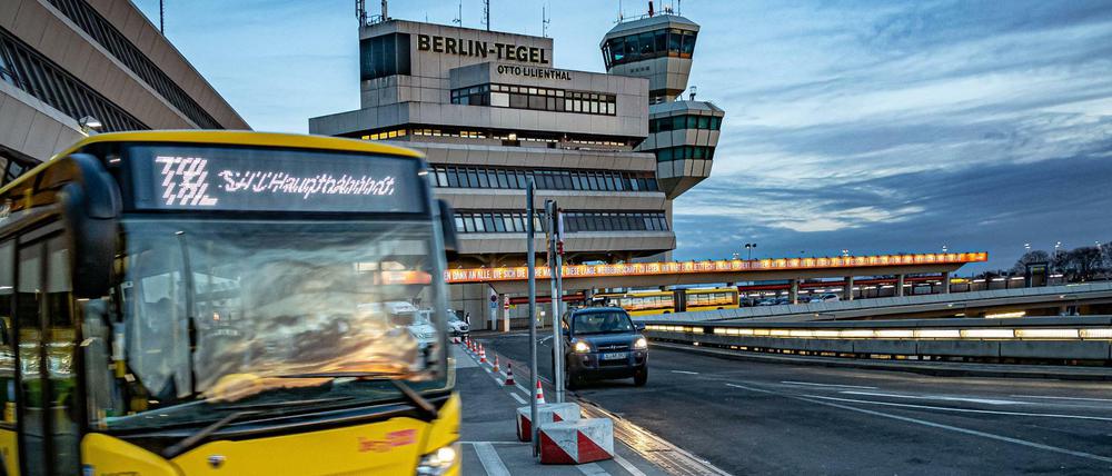 Zwei, die wirtschaftlich gerade keine Selbstläufer sind: der Flughafen Tegel und davor ein Bus der BVG.