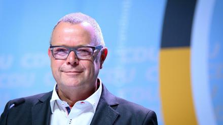 Michael Stübgen (CDU), Brandenburger Minister des Innern und für Kommunales, lächelt während des 36. Landesparteitages der CDU Brandenburg nach seiner Wiederwahl zum CDU-Landesvorsitzenden.