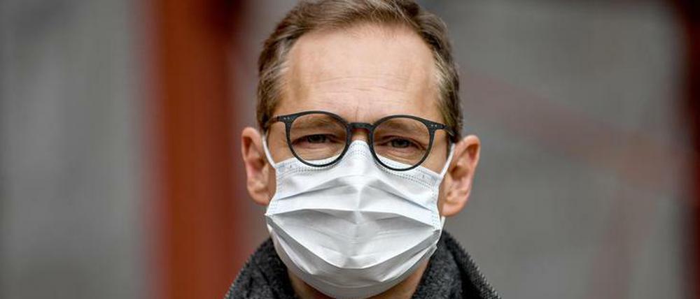 Michael Müller (SPD) mit Schutzmaske. Berlins Senatschef hat allein im Büro fünf Exemplare.