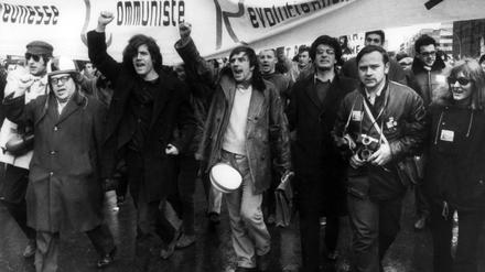Studentenführer Rudi Dutschke (M, mit erhobener Faust) sowie der Schriftsteller Erich Fried (li.) marschieren am 18. Februar 1968 in Berlin an der Spitze eines Demonstrationszuges gegen den Vietnamkrieg. 
