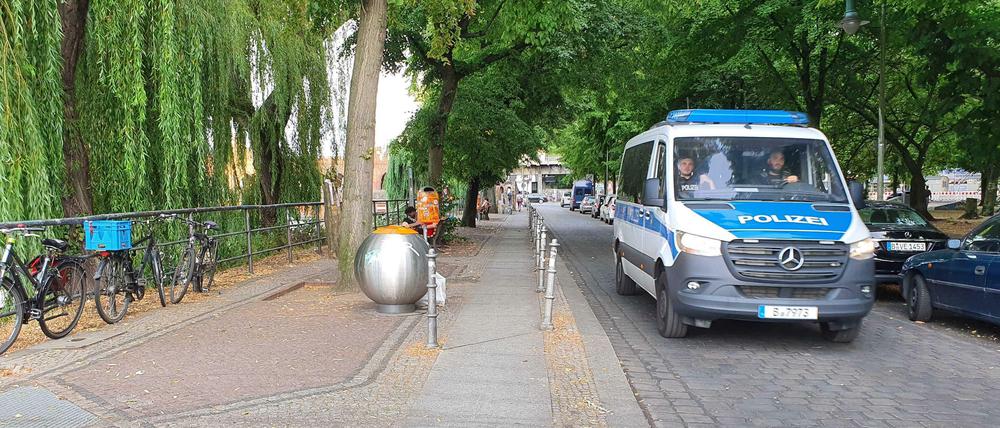 Polizeikontrolle am May-Ayim-Ufer in Berlin-Kreuzberg.